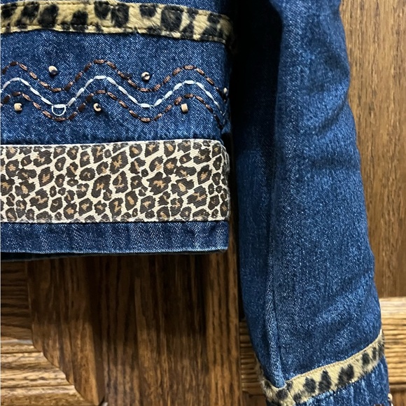 Stonebridge medium denim jacket trimmed in leopard print, comfy, smoke free - Picture 5 of 6